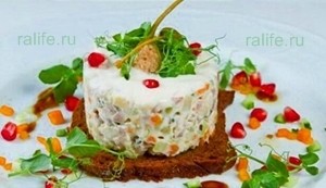 dieticheskiy-salat-na-novyiy-god-dlya-hudeyushhih