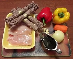 соба с курицей и овощами