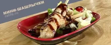 Жарим мини шашлычки на деревянных шпажках мини шашлычки из курицы